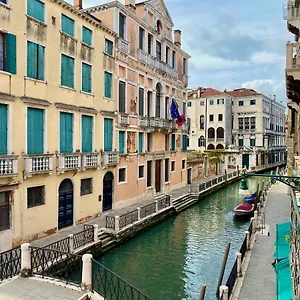casa-anna-elegance-brightness-canal-view.hotelinveneto.com/